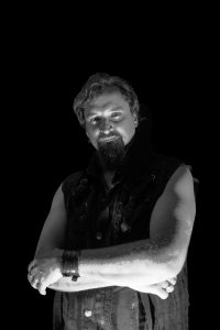 Frontmann Arne aka Arthie in Schwarzweiß