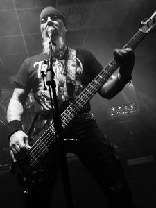 Bassist Thorsten aka Kossi in Schwarzweiß