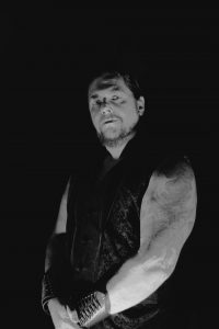 Gitarrist Marek in Schwarzweiß